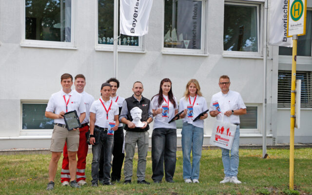 Markus Ruckdschel (BRK-Kreisgeschäftsführer Bayreuth) und Eduard Karp (Fördermitgliederverwaltung BRK-Bayreuth) mit dem Werbeteam des BRK-Partners Kober.