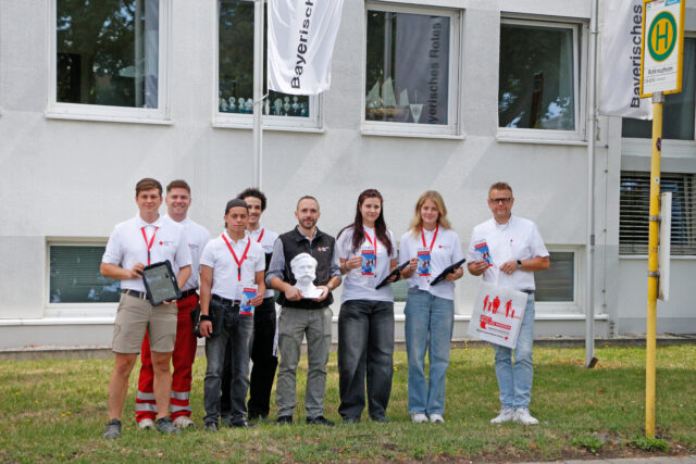 Markus Ruckdeschel (BRK-Kreisgeschäftsführer Bayreuth) und Eduard Karp (Fördermitgliederverwaltung BRK-Bayreuth) mit dem Werbeteam des BRK-Partners Kober.