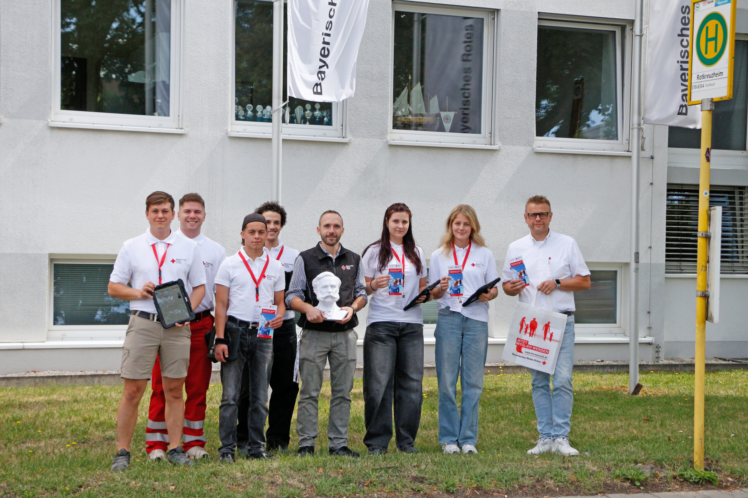Markus Ruckdschel (BRK-Kreisgeschäftsführer Bayreuth) und Eduard Karp (Fördermitgliederverwaltung BRK-Bayreuth) mit dem Werbeteam des BRK-Partners Kober.