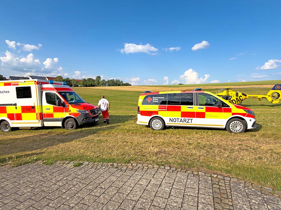 Einsatzfahrzeuge des BRKs an der Einsatzstelle.