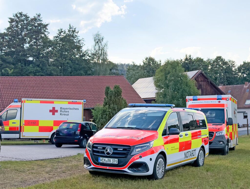 Einsatzfahrzeuge des BRKs an der Einsatzstelle.