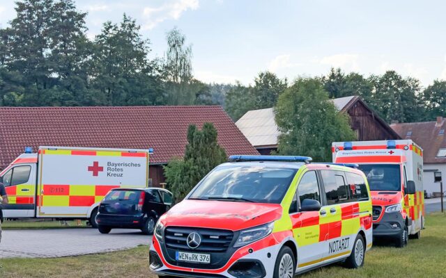 Einsatzfahrzeuge des BRKs an der Einsatzstelle.