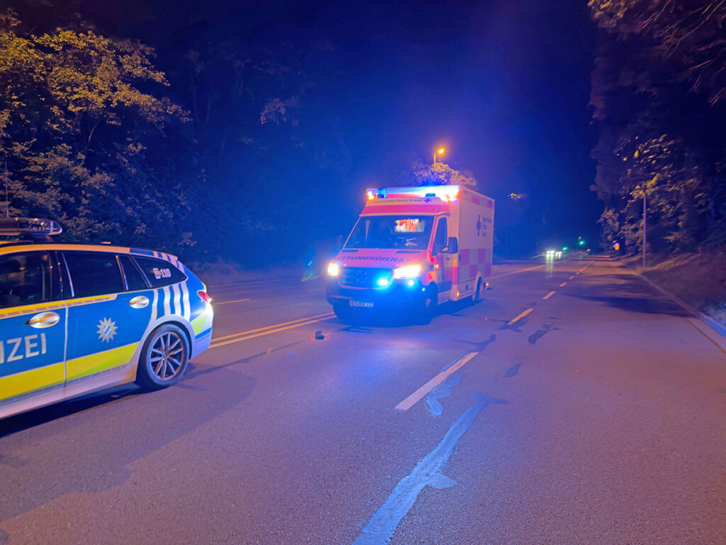 Einsatzfahrzeuge des BRKs an der Einsatzstelle.