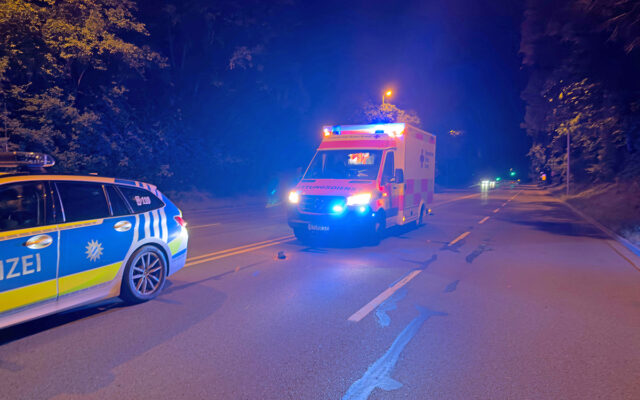 Einsatzfahrzeuge des BRKs an der Einsatzstelle.