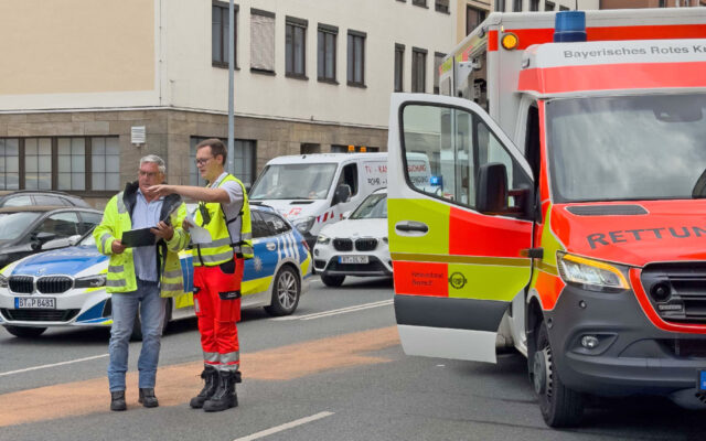 Einsatzkräfte und Einsatzfahrzeuge am Einsatzort in der Bayreuther Innenstadt.