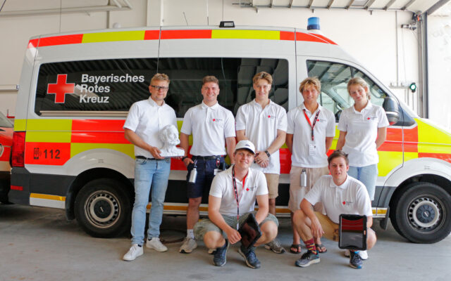 Markus Ruckdeschel (BRK-Kreisgeschäftsführer Bayreuth) und Eduard Karp (Fördermitgliederverwaltung BRK-Bayreuth) mit dem Werbeteam des BRK-Partners Kober, zum Start der Haustürwerbemaßnahme zur Gewinnung von Fördermitgliedern.