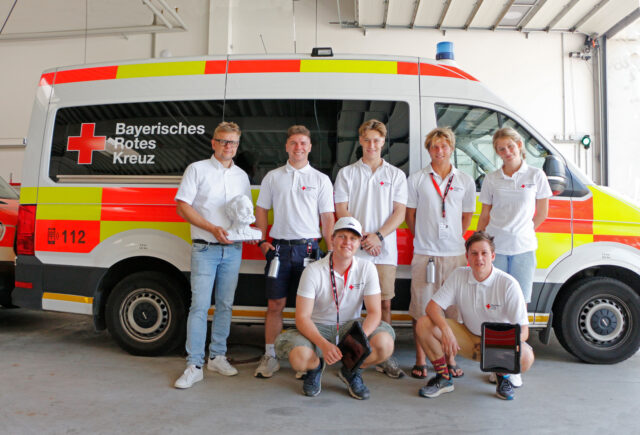Markus Ruckdeschel (BRK-Kreisgeschäftsführer Bayreuth) und Eduard Karp (Fördermitgliederverwaltung BRK-Bayreuth) mit dem Werbeteam des BRK-Partners Kober, zum Start der Haustürwerbemaßnahme zur Gewinnung von Fördermitgliedern.