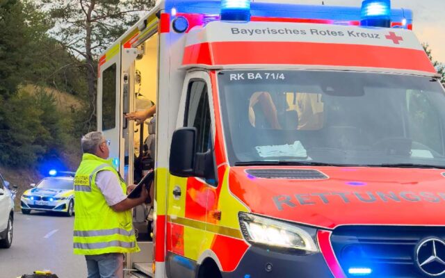 Rettungsdienst-Einsatzkräfte am Einsatzort bei Hollfeld.