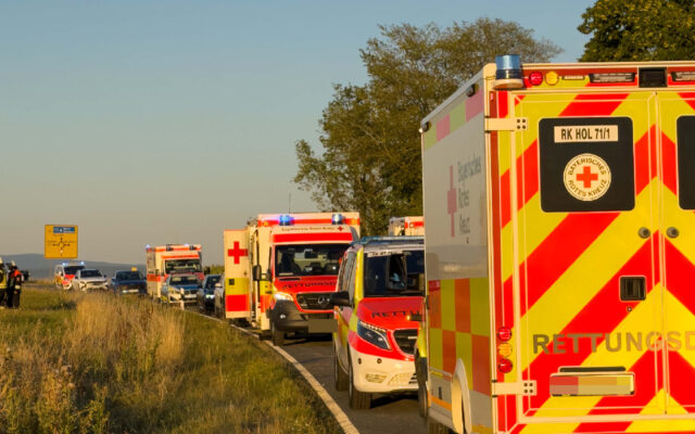 Einsatzkräfte von Rettungsdienst und Feuerwehr am Einsatzort. BIld zeigt grosses Aufgebot an Einsatzfahrzeugen.