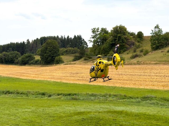 Rettungshubschrauber Cristoph 20 nahe der Einsatzstelle bei Hollfeld.