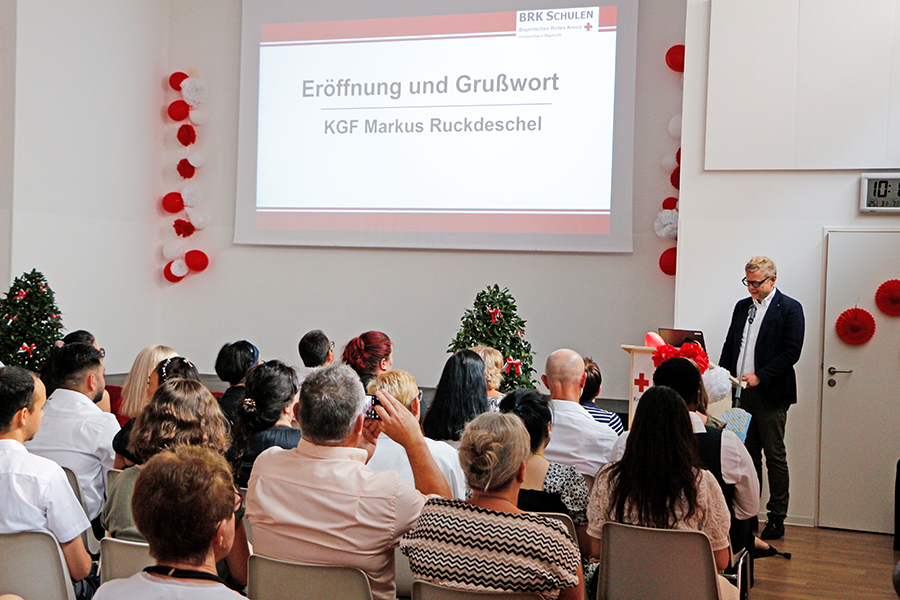 Mit der feierlichen Zeugnisverleihung schlossen 35 Absolvent:innen der BRK Schulen Pflege Bayreuth ihre Ausbildung erfolgreich ab.