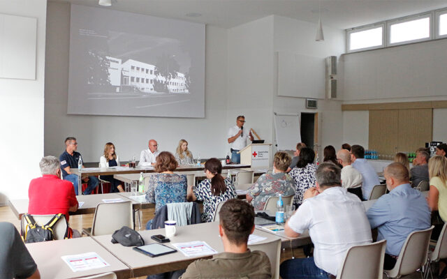 Pilotprojekt Pflegenotruf soll Versorgungslücken im Notfall schließen - Kick-off bringt Blaulicht und Pflege an einen Tisch - Überblick der Veranstaltung.