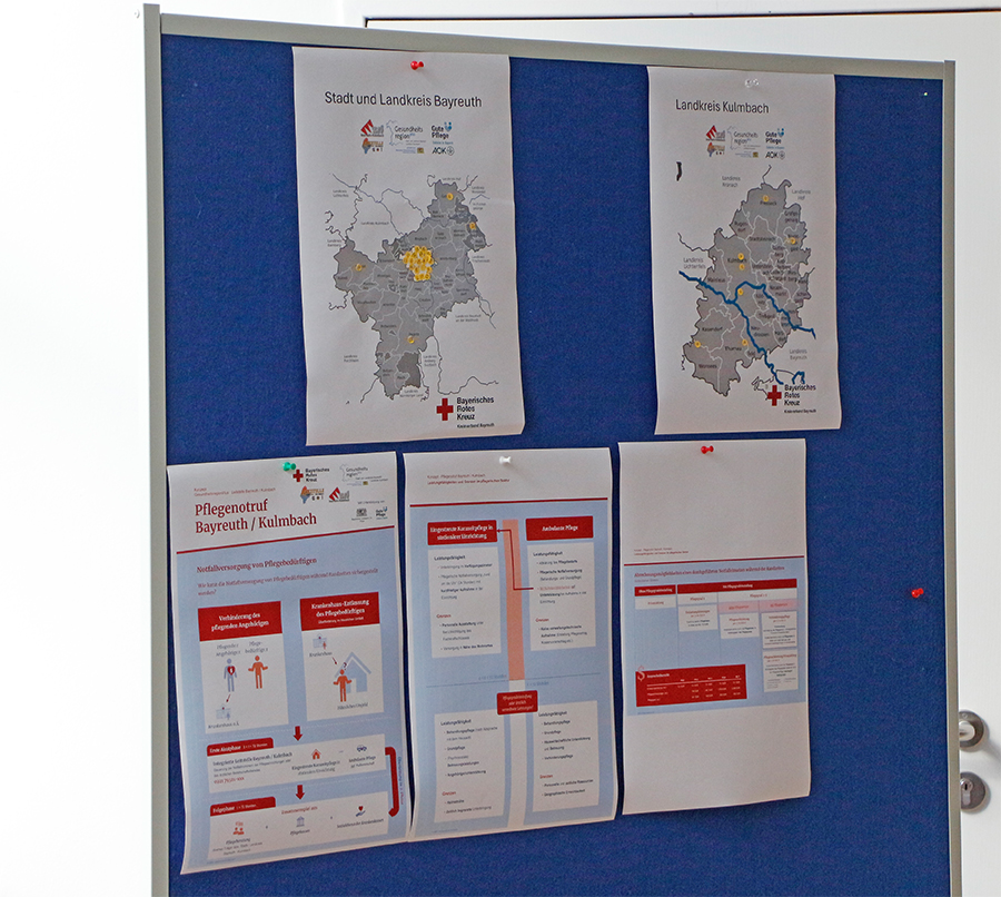 Pilotprojekt Pflegenotruf soll Versorgungslücken im Notfall schließen - Kick-off bringt Blaulicht und Pflege an einen Tisch - Flipchart mit Lageplänen der Pflegedienste im Landkreis Kulmbach, Landkreis und Stadt Bayreuth und Konzeptpaper.