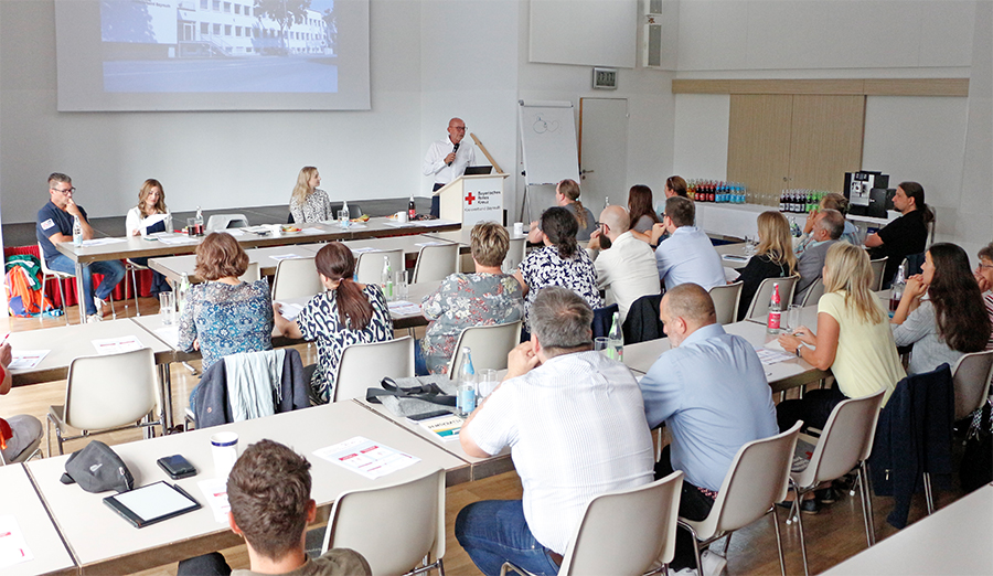Pilotprojekt Pflegenotruf soll Versorgungslücken im Notfall schließen - Kick-off bringt Blaulicht und Pflege an einen Tisch - Überblick der Veranstaltung.