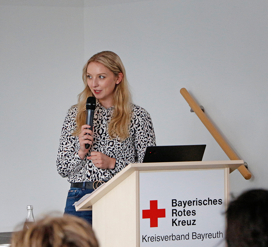 Katrin Kürzdörfer von der Gesundheitsregionplus beim Kick-Off Pflegenotruf .