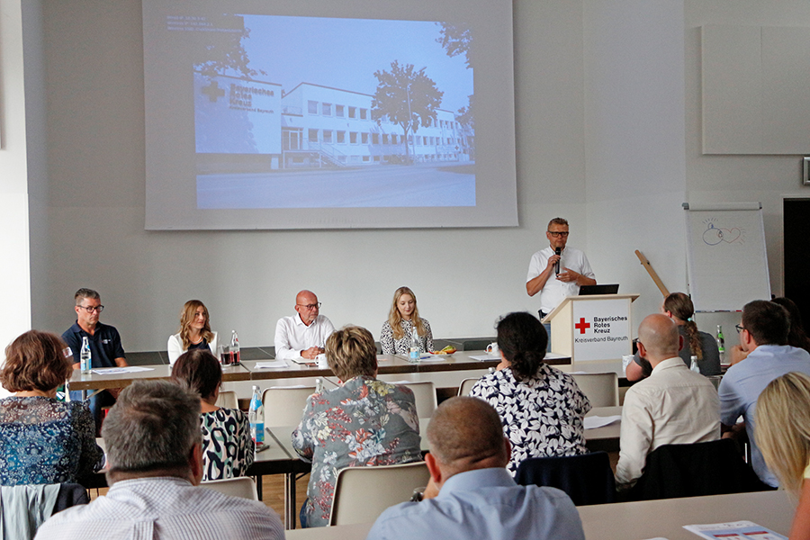 Pilotprojekt Pflegenotruf soll Versorgungslücken im Notfall schließen - Kick-off bringt Blaulicht und Pflege an einen Tisch - Überblick der Veranstaltung.