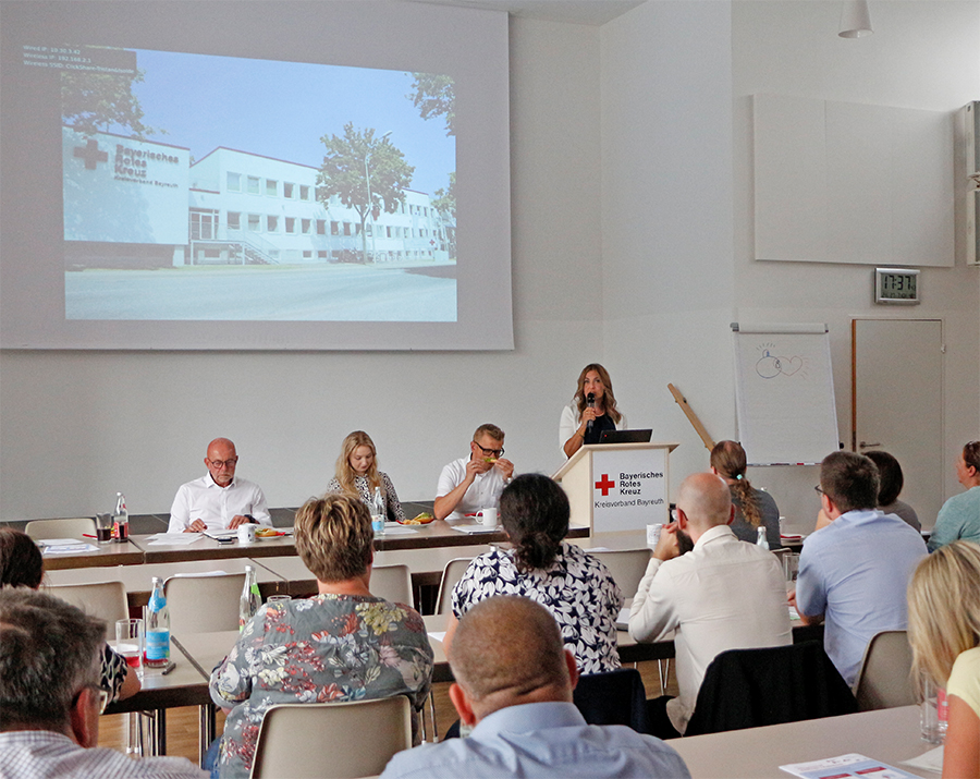 Pilotprojekt Pflegenotruf soll Versorgungslücken im Notfall schließen - Kick-off bringt Blaulicht und Pflege an einen Tisch - Überblick der Veranstaltung.