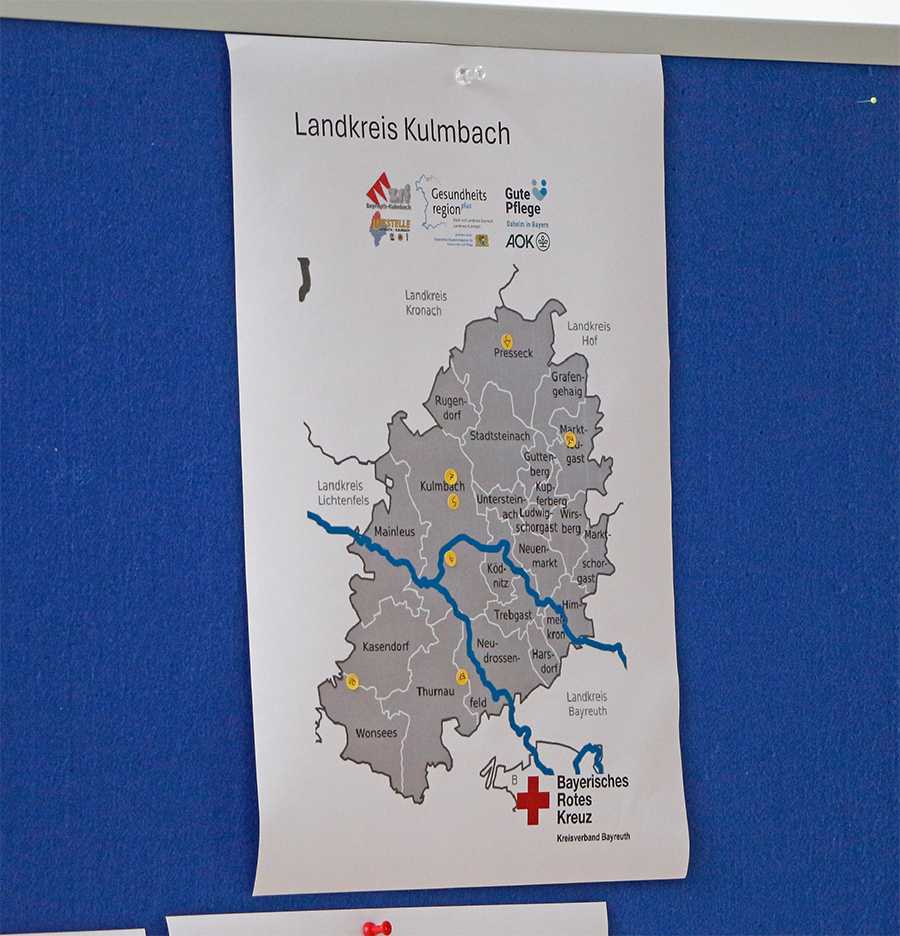 Pilotprojekt Pflegenotruf soll Versorgungslücken im Notfall schließen - Kick-off bringt Blaulicht und Pflege an einen Tisch - Flipchart mit den als Gast anwesenden Pflegeeinrichtungen in Landkreis Kulmbach.