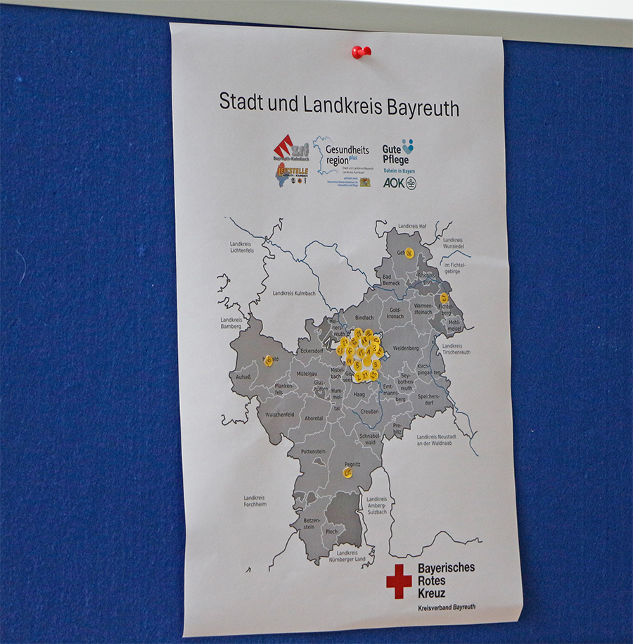 Pilotprojekt Pflegenotruf soll Versorgungslücken im Notfall schließen - Kick-off bringt Blaulicht und Pflege an einen Tisch - Flipchart mit den als Gast anwesenden Pflegeeinrichtungen in Stadt und Landkreis Bayreuth.