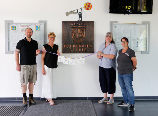 Gelaufene Runden werden zu konkreter Hilfe für Menschen - Markgrafenschule unterstützt Herzenswunsch Hospizmobil Im Bild: Anita Strohhacker (Schulleiterin Markgrafenschule Bayreuth), Annette Leykam (stv. Schulleiterin Markgrafenschule Bayreuth), Henrik Müller (Schulsanitätsbeauftragter) und Alexandra Küfner (Leitern des Teams BRK-Herzenswunsch Hospizmobil Bayreuth).