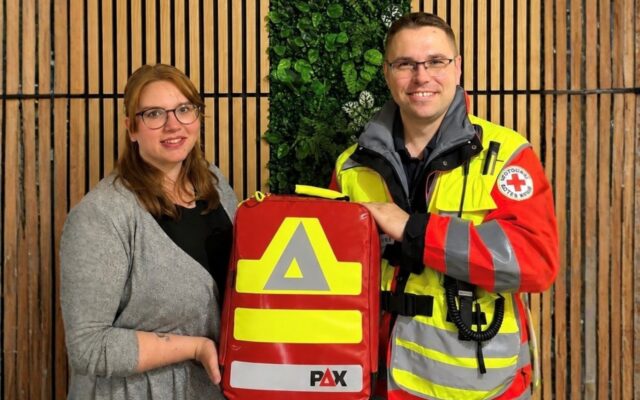 Einsatzleiter Rettungsdienst Alexander Müller bei der Übergabe eines Notfallrucksacks gestiftet durch Frisurenschmiede Simone.