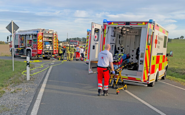 Einsatzkräfte der Feuerwehren und des BRK-Bayreuth - mit Einsatzfahrzeugen - am Einsatzort zwischen Eckersdorf und Mistelgau.