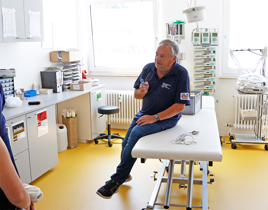 Dr. Stefan Eigl erklärt den schulsanitätern bei Schulsanitätstag notfallmedizinische Insrumente.