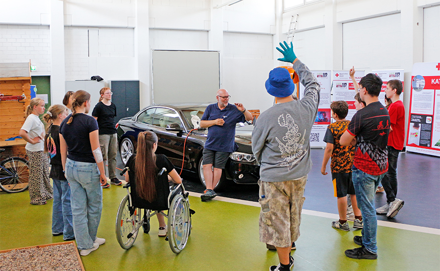 Schulsanitäter trainieren mit Klaus Roder im RettCampus der Berufsfachschule für Notfallsanitäter die Rettung aus einem Fahrzeug.