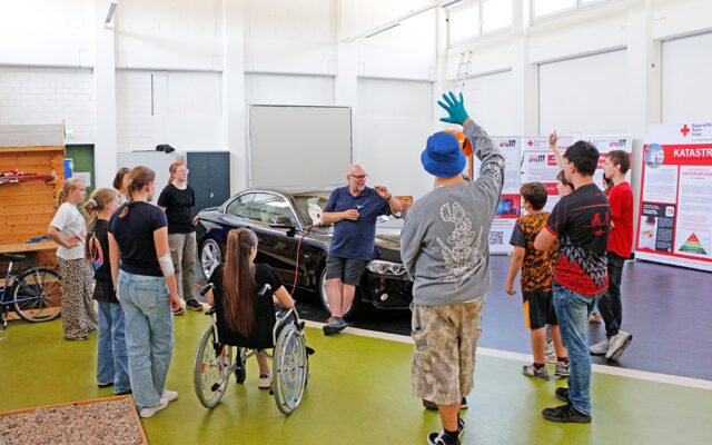 Schulsanitäter trainieren mit Klaus Roder im RettCampus der Berufsfachschule für Notfallsanitäter die Rettung aus einem Fahrzeug.