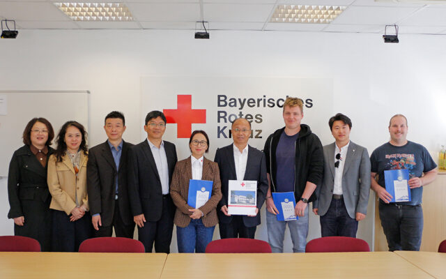 Internationaler Austausch im Rahmen von Care and Career – Delegation der Nantong Universität zu Gast beim BRK in Bayreuth. Im Bild: Yang Yumin (Secretary of the Party Committee), Gao Jiangning (Director, Department of Services for Local Economy and Social Development), Qi Xiaofeng (Director, Department of International Cooperation and Exchange), Yu Bin (Executive Deputy Director, Faculty of Health Science), Ji Qiuhong (Professor, School of Medicine), Chen Chen (Leiterin des Projekts Care and Career beim BRK-Kreisverband Bayreuth), Daniel Knorr (stellvertretender Abteilungsleiter der Ambulanten Pflege), Tobias Linder (Leistungsabrechnung Abteilungen Stationäre und Ambulante Pflege) und Wang Yiwei, dem Vorsitzenden des Vereins der Chinesischen Studenten und Wissenschaftler Bayreuth e. V..
