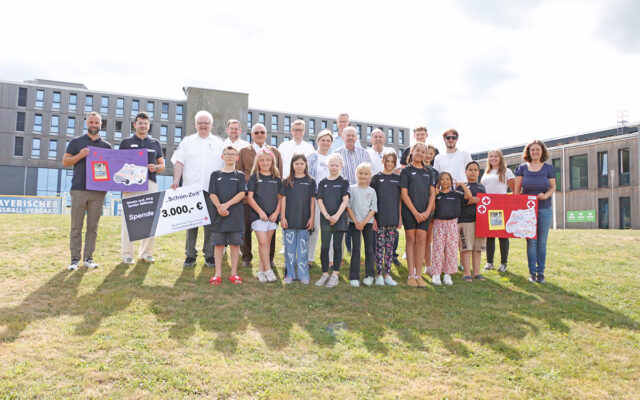 Die Kinder der BRK-Ferienfreizeit "SCHÖNzeit" mit Betreuenden, Vertertern des BSLV-Sportcamps und Gisela und Jörg Schön.