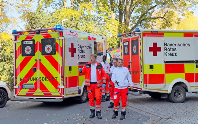Einsatzkräfte und Einsatzfahrzeuge des BRK-Rettungsdienstes beim Graf-Münster-Gymnasiums in Bayreuth