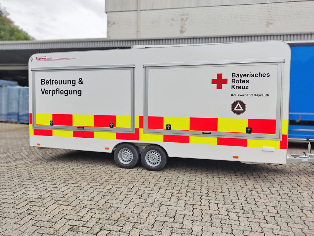 Der neue Verpflegungsanhänger der BRK-Schnell-Einsatz-Gruppe Bayreuth Nord dient als mobile und flexible Küche zur Verpflegung und Versorgung von Einsatzkräften und Betroffenen. (Seitenansicht)