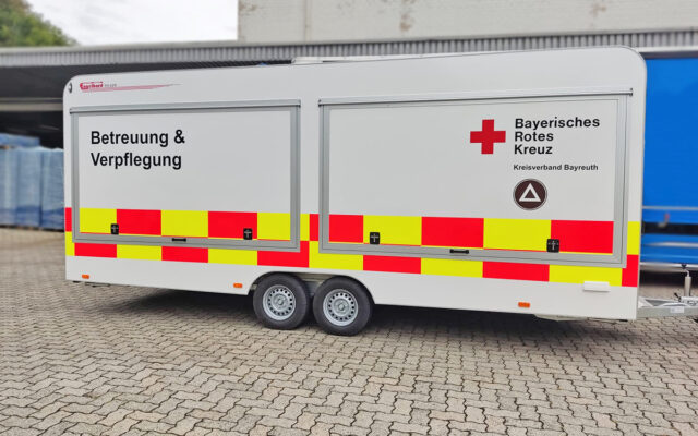 Der neue Verpflegungsanhänger der BRK-Schnell-Einsatz-Gruppe Bayreuth Nord dient als mobile und flexible Küche zur Verpflegung und Versorgung von Einsatzkräften und Betroffenen. (Seitenansicht)