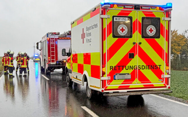 Einsatzfahrzeuge von Feuerwehr und Rettungsdienst am Einsatzort.