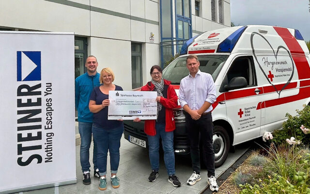 Mit einer Tombola unter den Mitarbeitenden und einer großzügigen Aufstockung durch die Geschäftsführung unterstützt Steiner-Optik das BRK-Herzenswunsch-Hospizmobil mit 1.600 Euro. Die Spende hilft dabei, schwerstkranken Menschen besondere letzte Wünsche zu erfüllen. Foto: Steiner-Optik GmbH