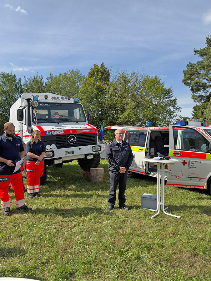 Kreisbrandrat Hermann Schreck würdigt die Zusammenarbeit mit der Feuerwehr Hilfsleistungskontingente mit dem BRK Hollfeld LogV.