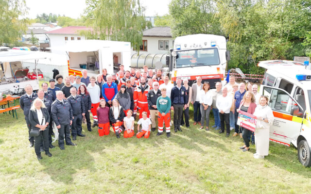 Gruppenfoto: Tag der offenen Türe BRK-Hollfeld LogV und Gäste.